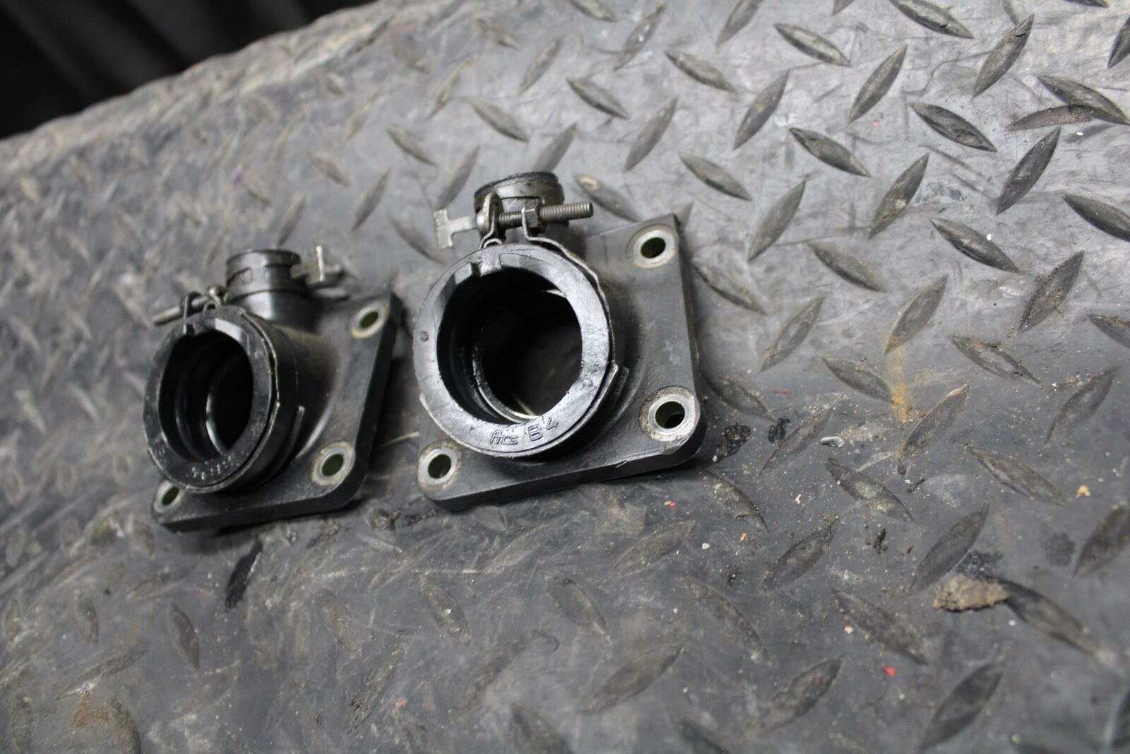 2004 Yamaha Banshee 350 YFZ350 CARB CARBURETOR INTAKE MANIFOLD BB232