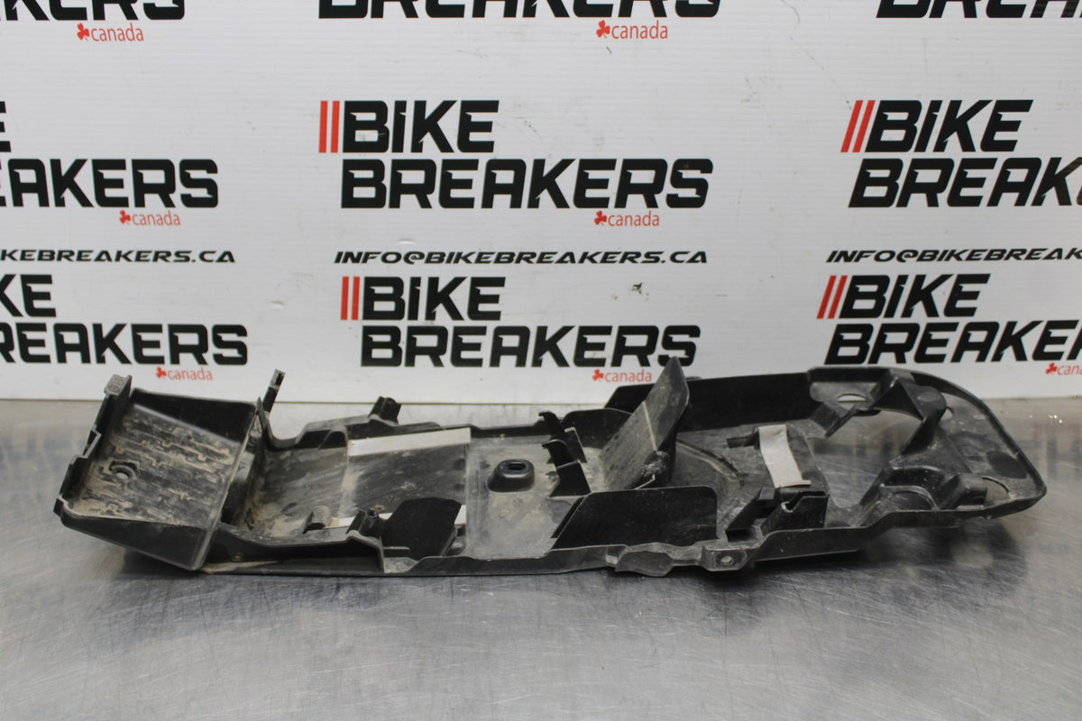 08-10 SUZUKI GSXR 600 REAR BACK TAIL UNDERTAIL BATTERY TRAY PLASTIC BB835