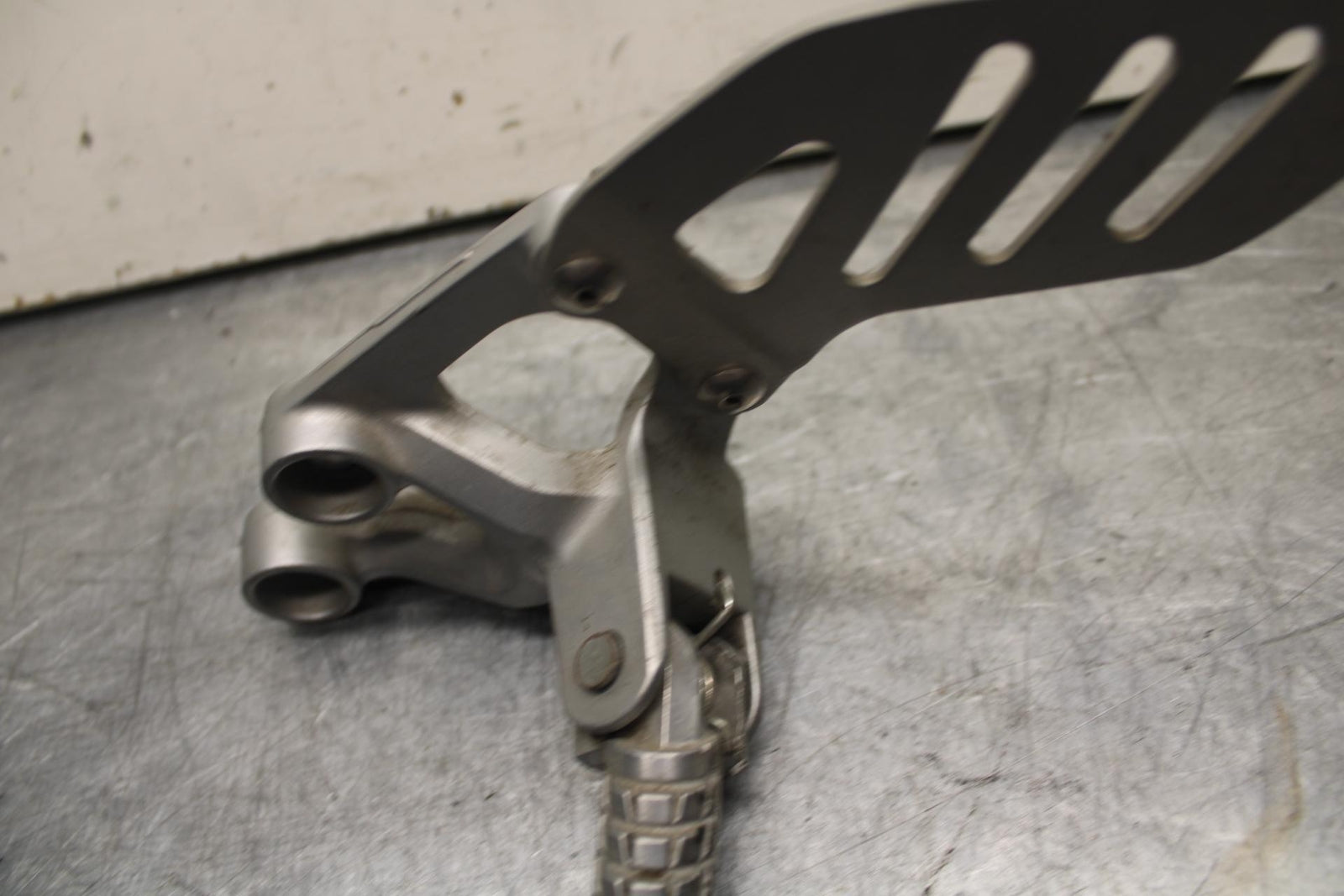 08-10 SUZUKI GSXR 600  LEFT REARSET REAR SET DRIVER FOOT PEG REST STOP BB92