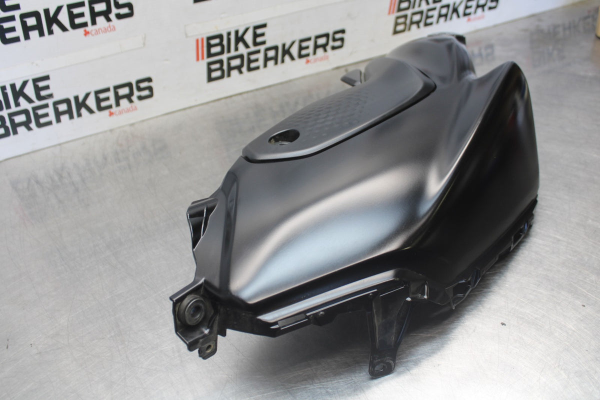 23-24 YAMAHA MT-07 LEFT GAS TANK FUEL CELL COVER FAIRING COWL BB927