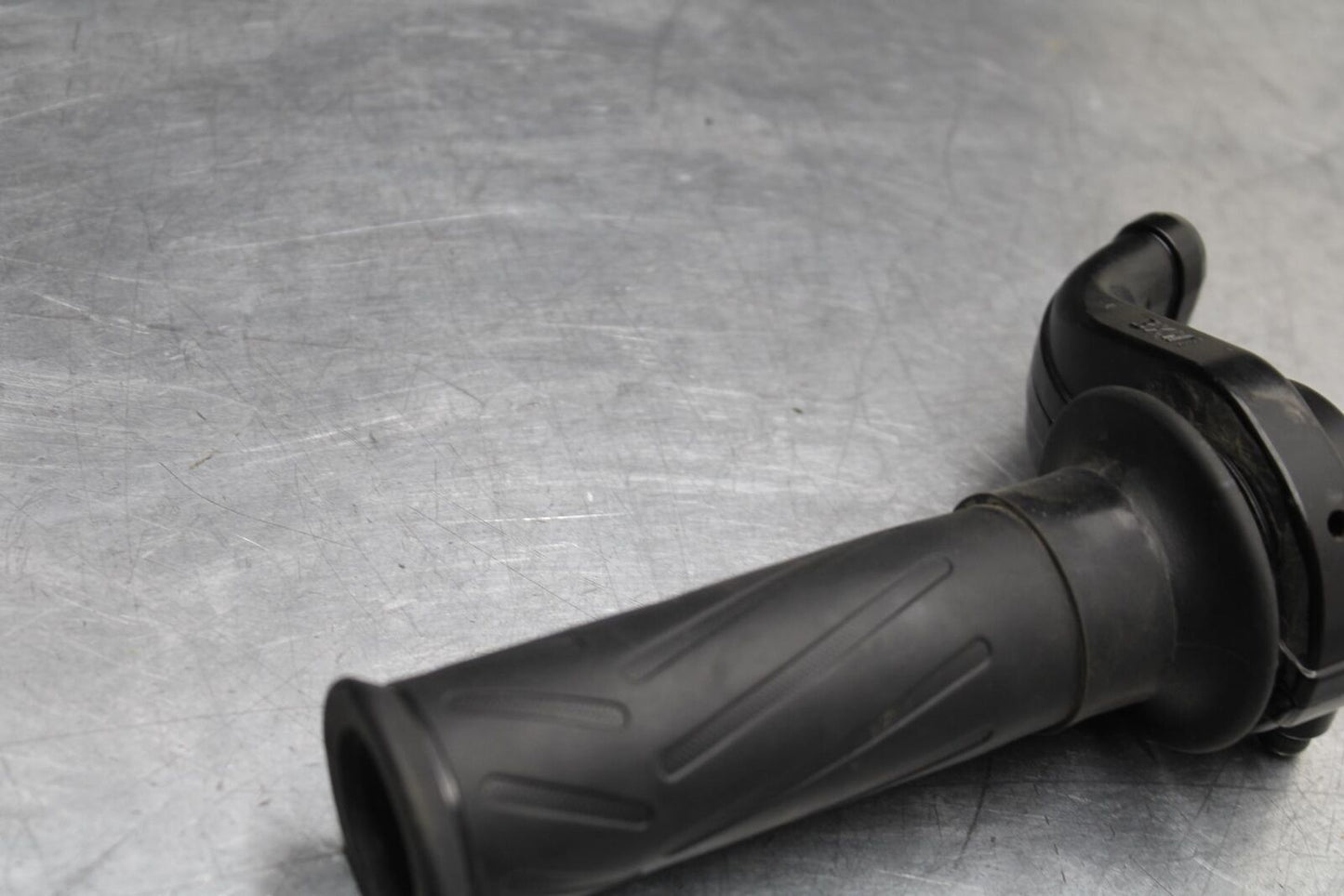 20-21 YAMAHA XSR900 RIGHT THROTTLE GRIP BB599