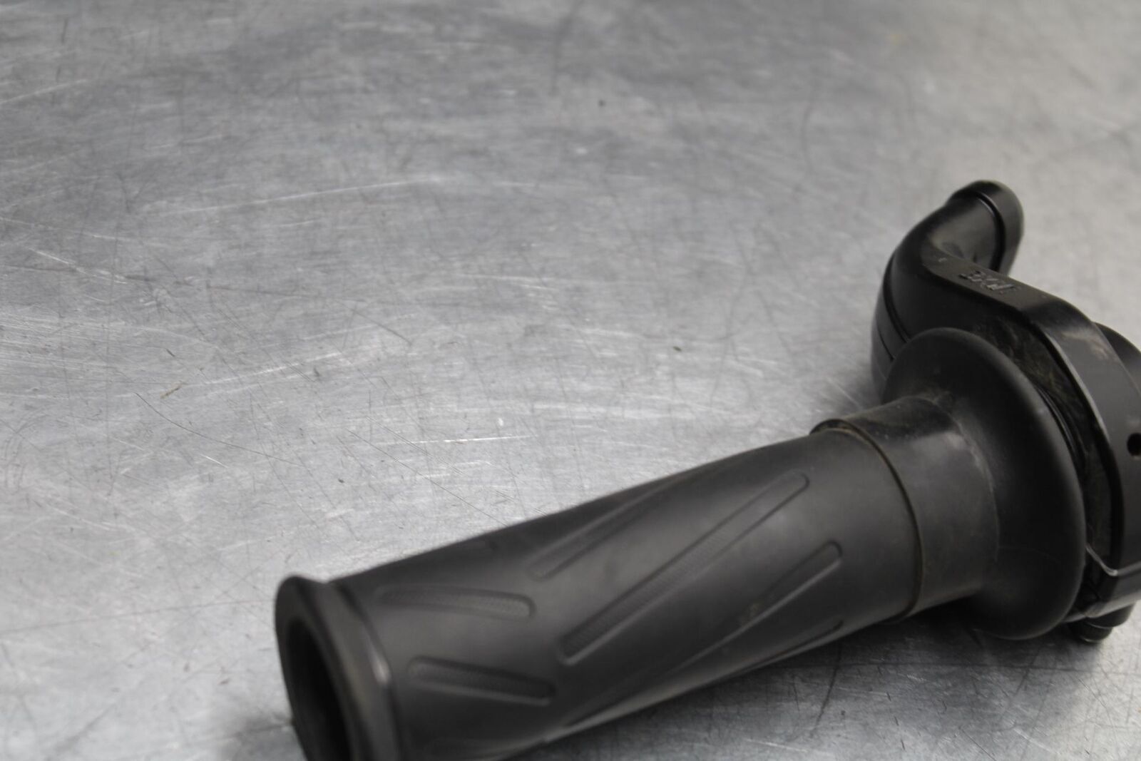 20-21 YAMAHA XSR900 RIGHT THROTTLE GRIP BB599