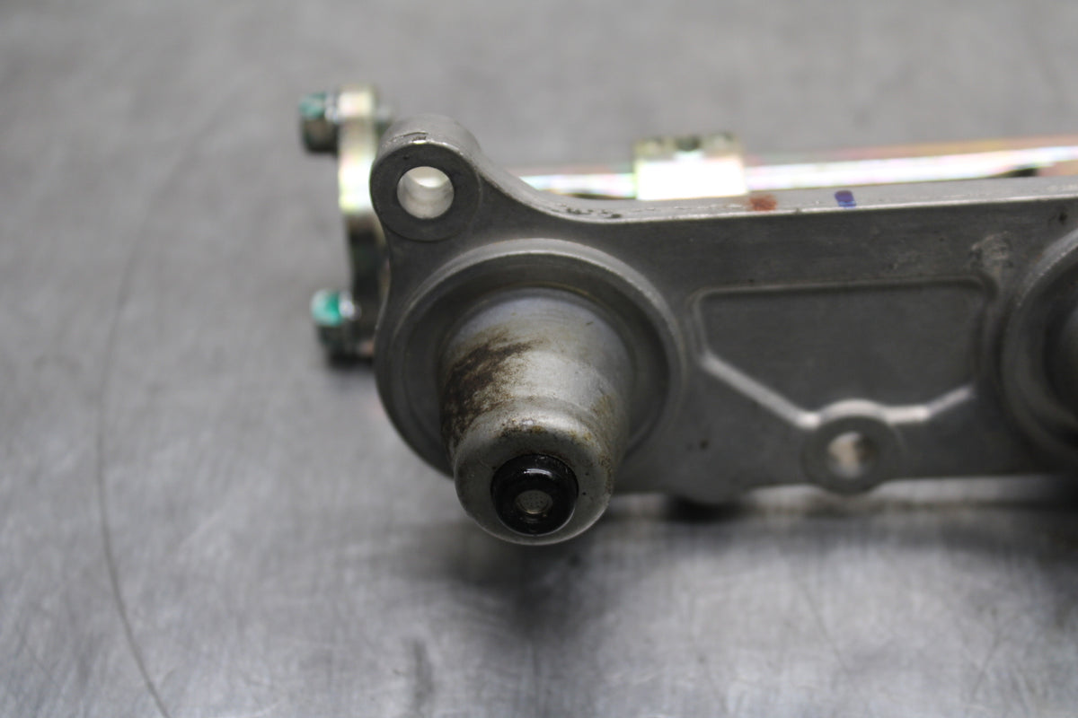 03-04 HONDA CBR600RR SECONDARY FUEL INJECTORS TOP AIRBOX GAS RAIL BB127