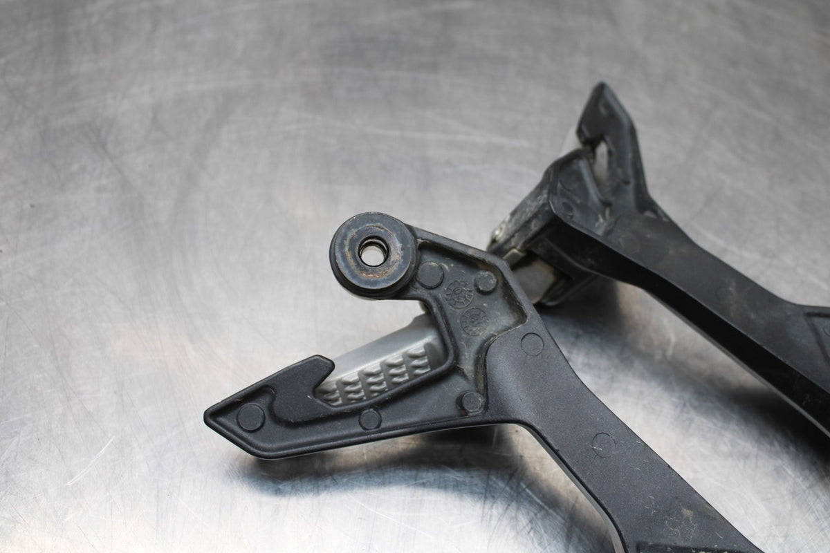 18-23 KAWASAKI NINJA 400 EX400 ABS REAR BACK PASSENGER PEG SET PAIR BB177