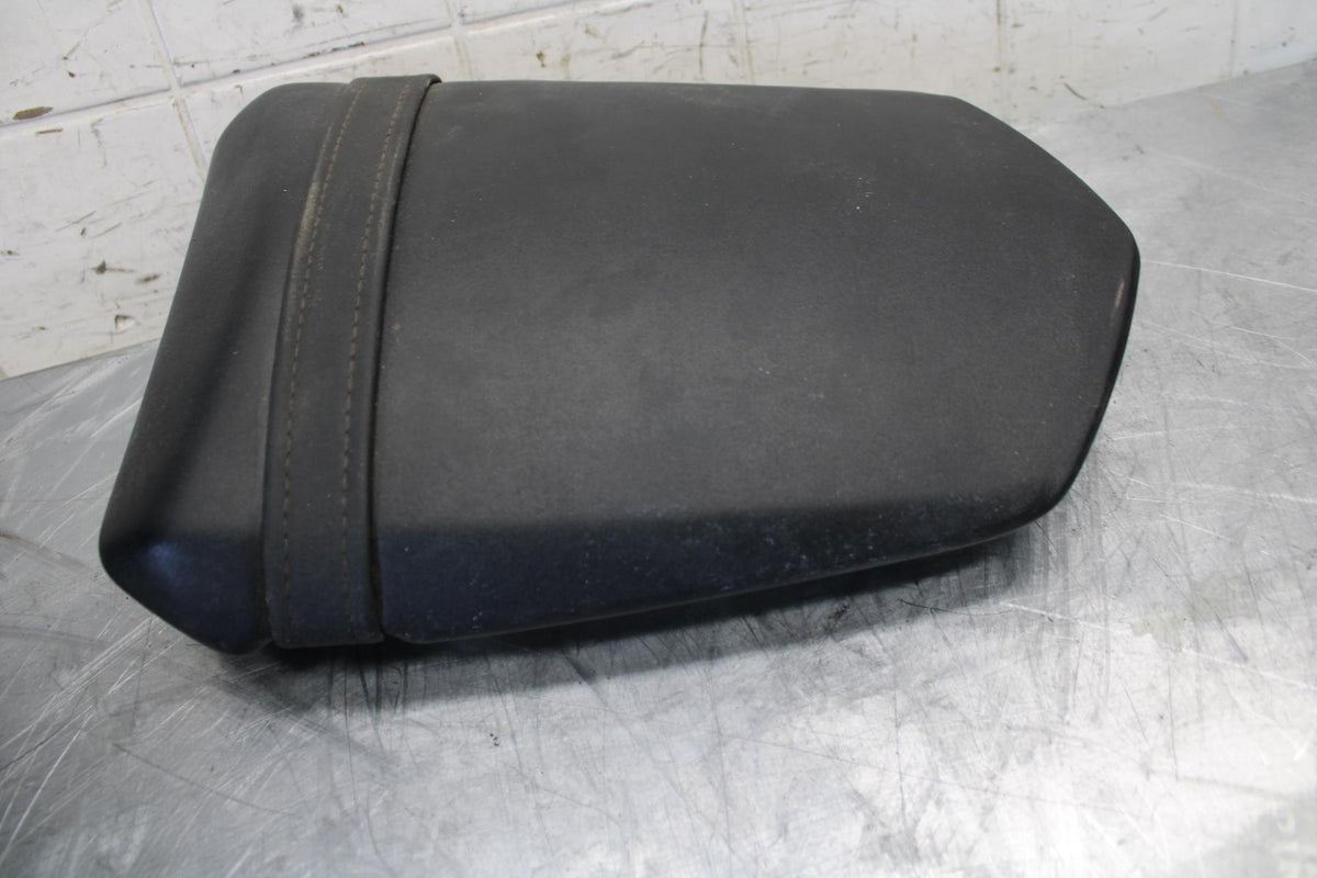 04-06 YAMAHA YZF R1 REAR BACK PASSENGER TANDEM SEAT PAD SADDLE PILLION BB491