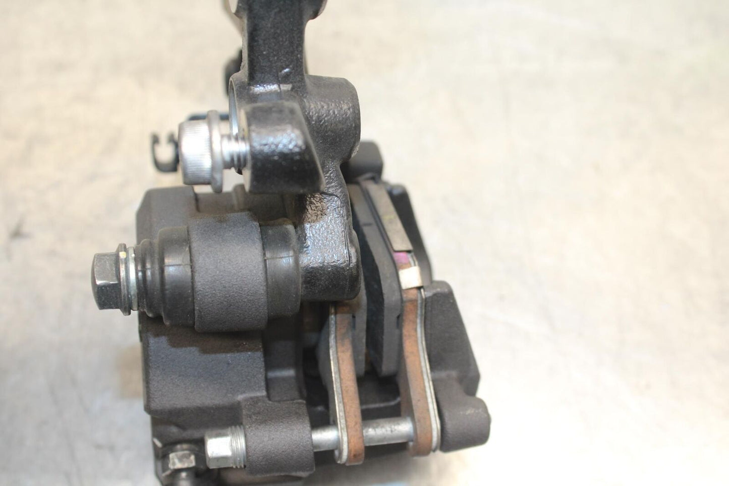 12-17 KAWASAKI ER-6N Z650 REAR BACK BRAKE CALIPER W MOUNT BRACKET BB607