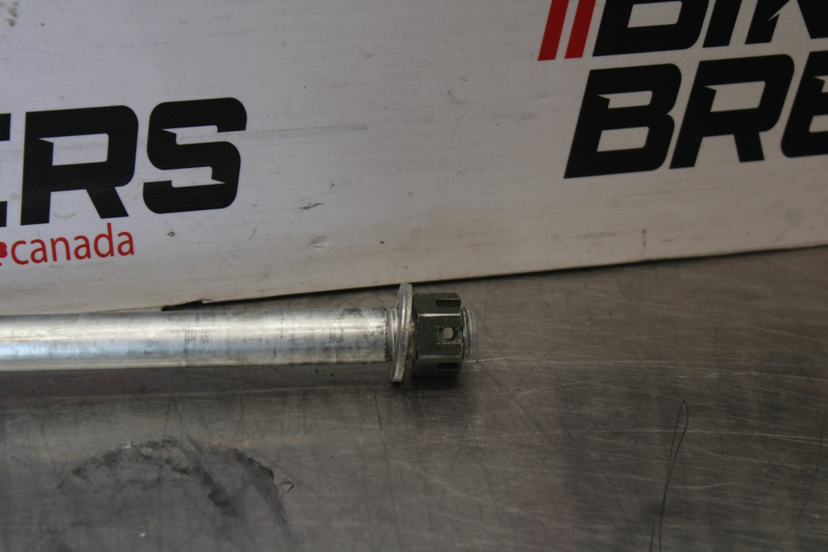 07 SUZUKI BOULEVARD M50 REAR AXLE BACK WHEEL RIM PIVOT BOLT AXEL BB897