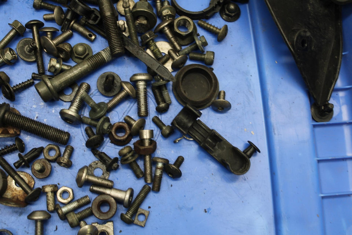 05 YAMAHA YZF R6S MISCELLANEOUS MOUNTING BOLTS HARDWARE MOTOR SCREWS BB95