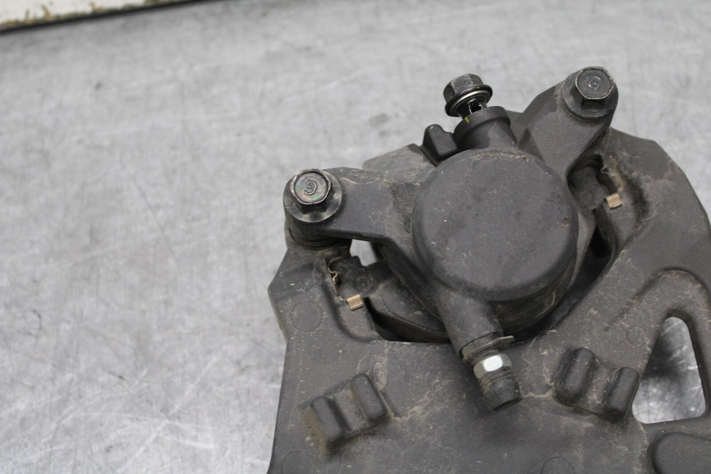 17-24 YAMAHA BOLT XVS950 REAR BACK BRAKE CALIPER W MOUNT BRACKET BB729