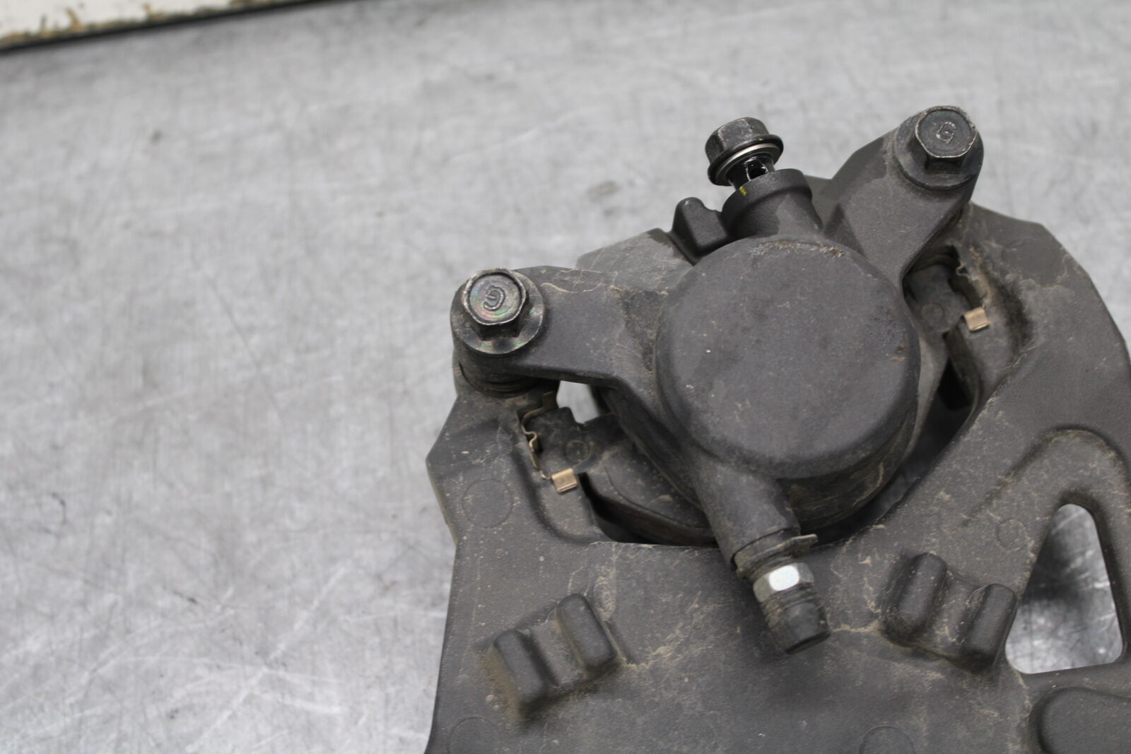 17-24 YAMAHA BOLT XVS950 REAR BACK BRAKE CALIPER W MOUNT BRACKET BB729