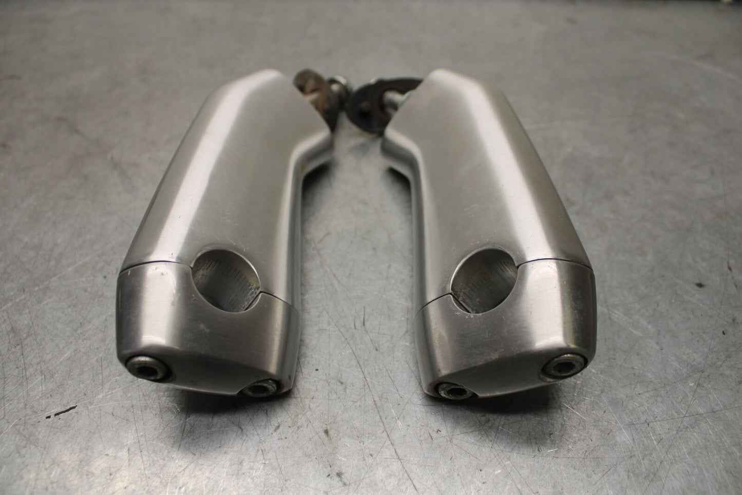 05-06 SUZUKI BOULEVARD M50 HANDLEBAR RISERS BB671