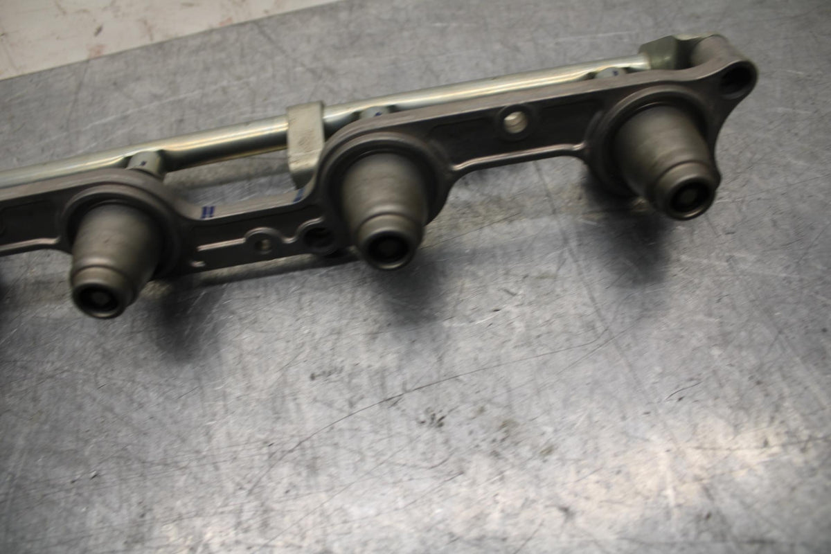 06-07 HONDA CBR1000RR SECONDARY FUEL INJECTORS TOP AIRBOX GAS RAIL BB75
