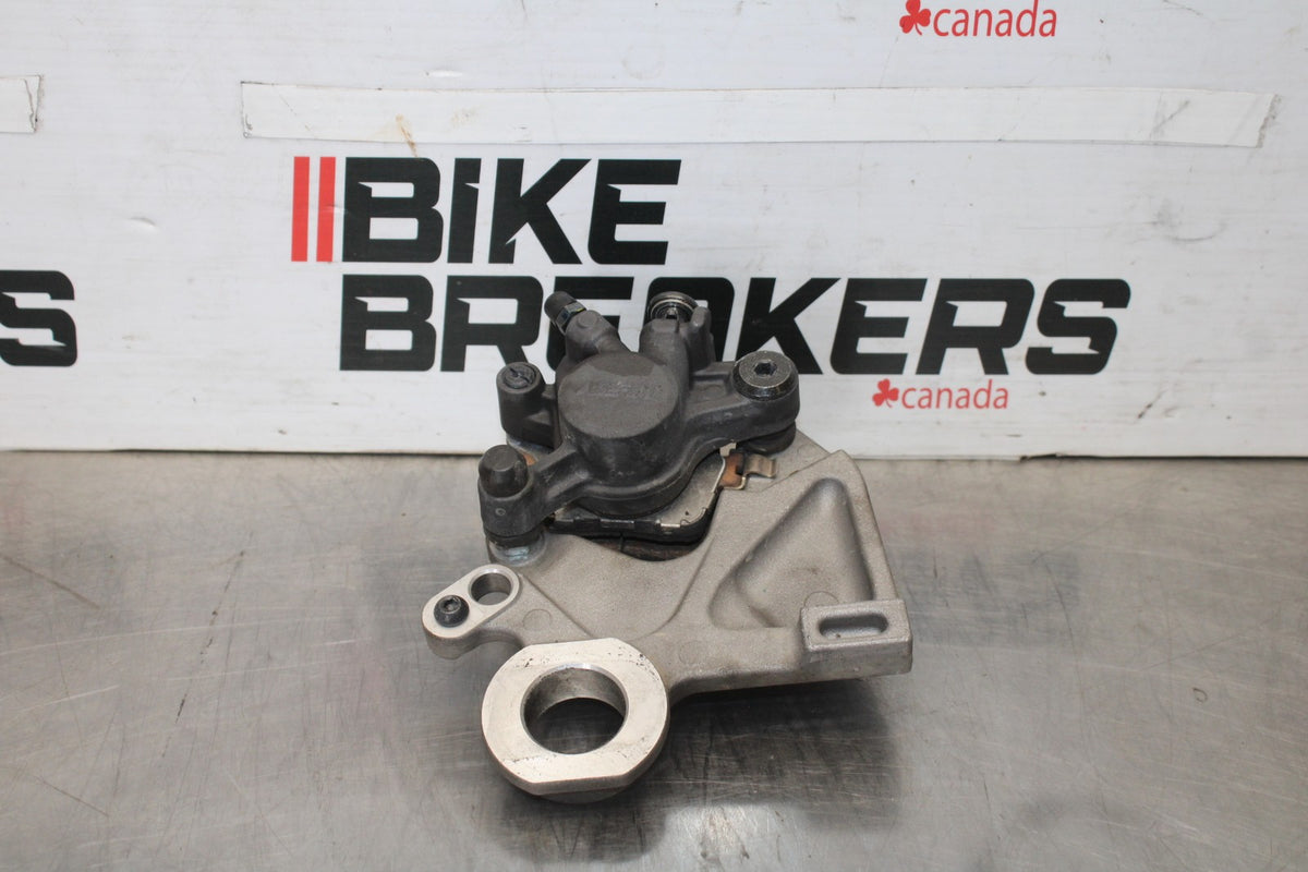17 YAMAHA YZF R6 REAR BACK BRAKE CALIPER W MOUNT BRACKET BB922
