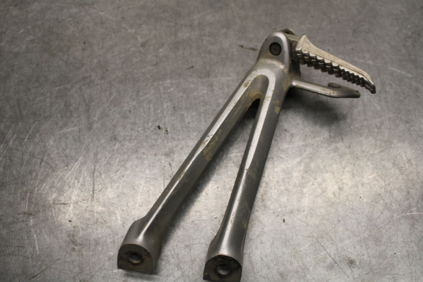 06-07 SUZUKI GSXR750 REAR BACK PASSENGER PEG SET PAIR 43600-01H00-13L BB670