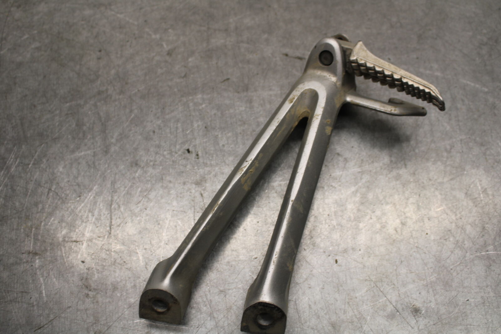 06-07 SUZUKI GSXR750 REAR BACK PASSENGER PEG SET PAIR 43600-01H00-13L BB670