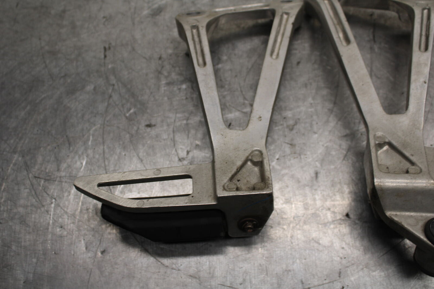 15-16 HONDA CB300F REAR BACK PASSENGER PEG SET PAIR BB740