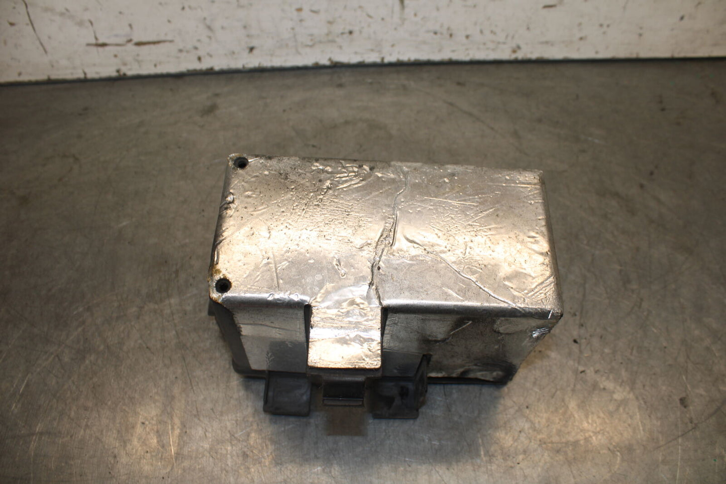 05-06 YAMAHA ROAD STAR XV1700A BATTERY TRAY BOX HOLDER BB703