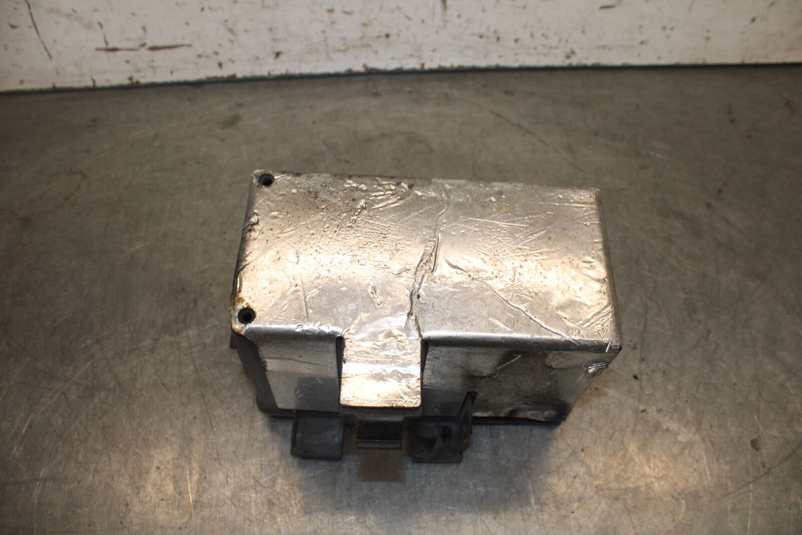 05-06 YAMAHA ROAD STAR XV1700A BATTERY TRAY BOX HOLDER BB703