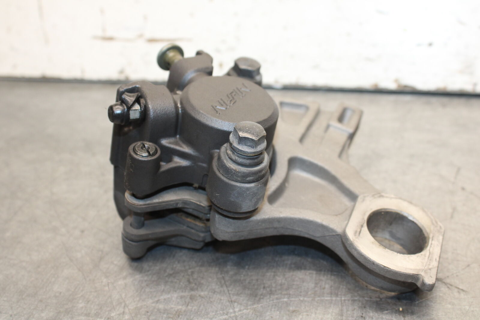 08-09 YAMAHA YZF R6S REAR BACK BRAKE CALIPER W MOUNT BRACKET  BB690