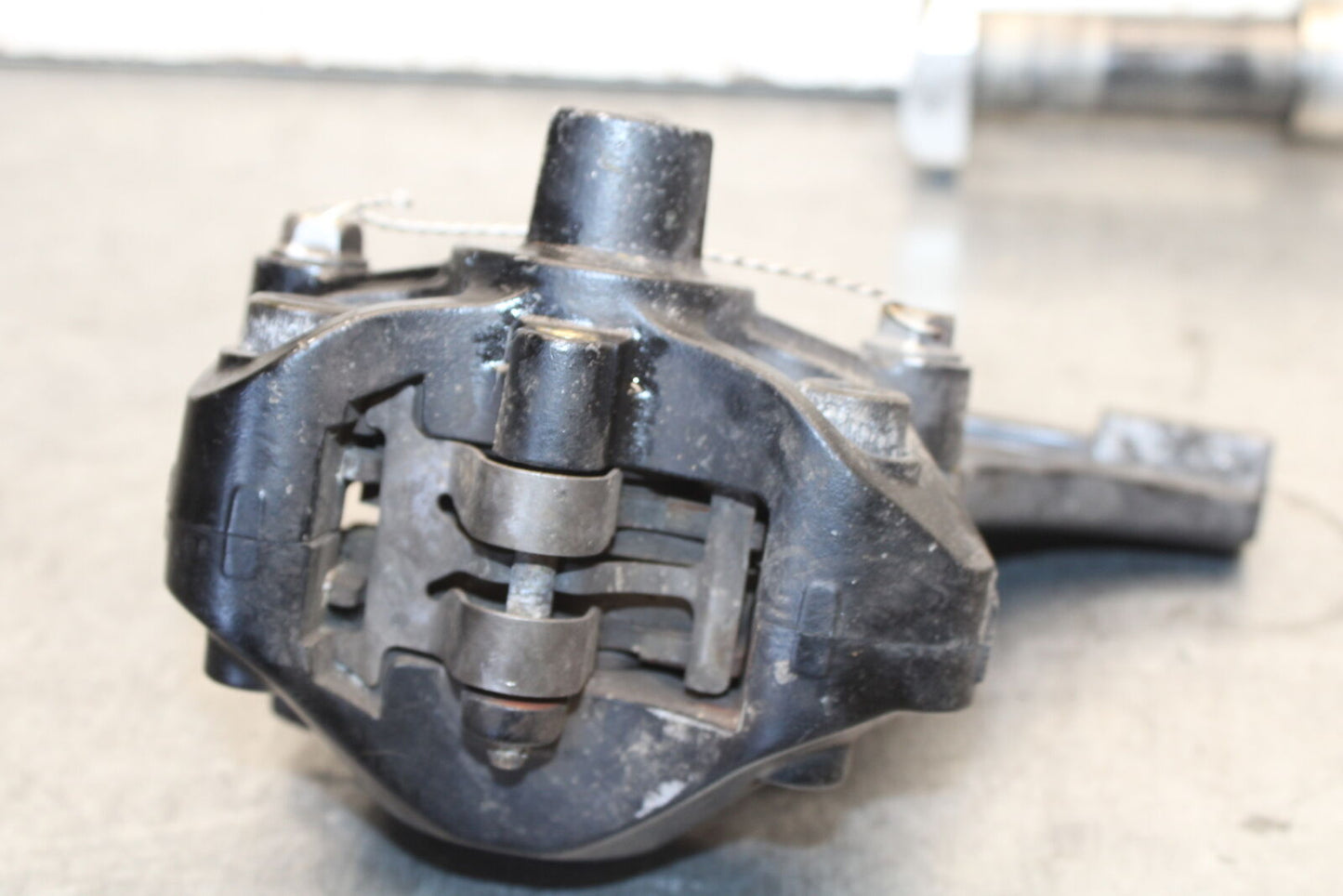 05-06 SUZUKI GSXR1000 REAR BACK BRAKE CALIPER W MOUNT BRACKET BB677