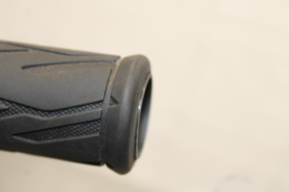 2017 Suzuki GSXR600 RIGHT THROTTLE GRIP 57110-21H02 BB598