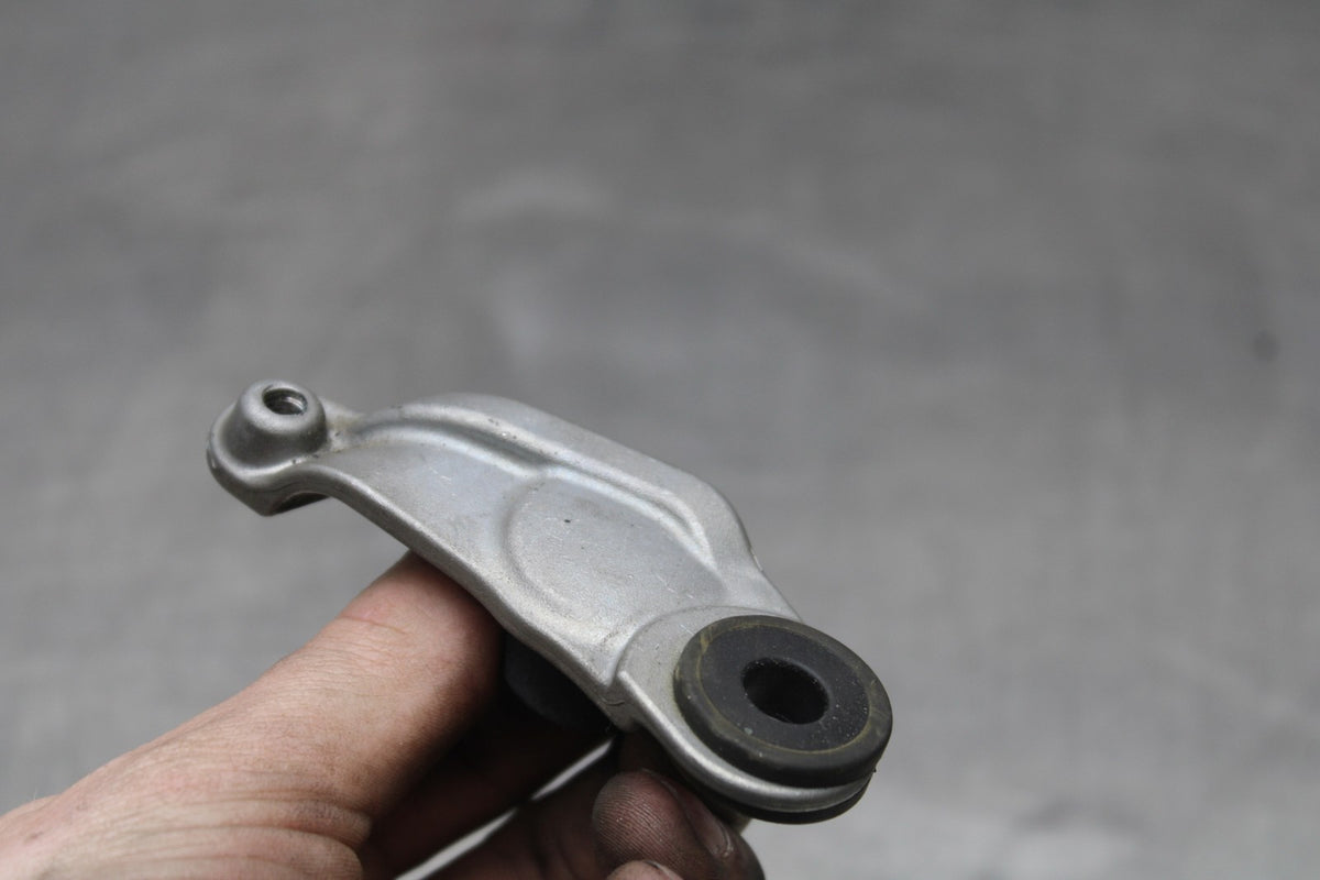 08-16 YAMAHA YZF R6 FRONT GAS TANK BRACKET MOUNT BB856