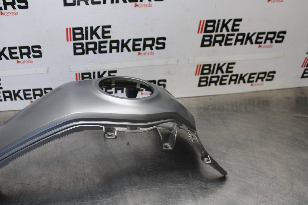 20-23 BMW F900R GAS TANK FUEL CELL COVER FAIRING COWL BB923