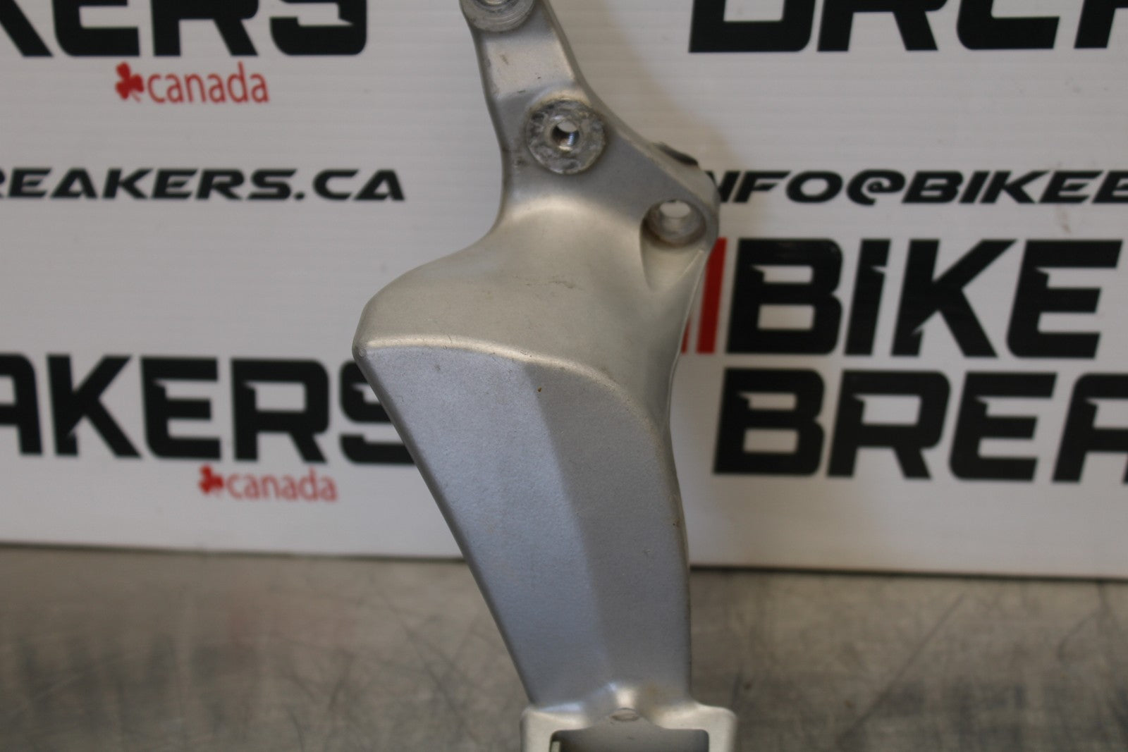 05-06 VICTORY KINGPIN DELUXE REAR PASSENGER FOOT STEP PEG SET PAIR BB195