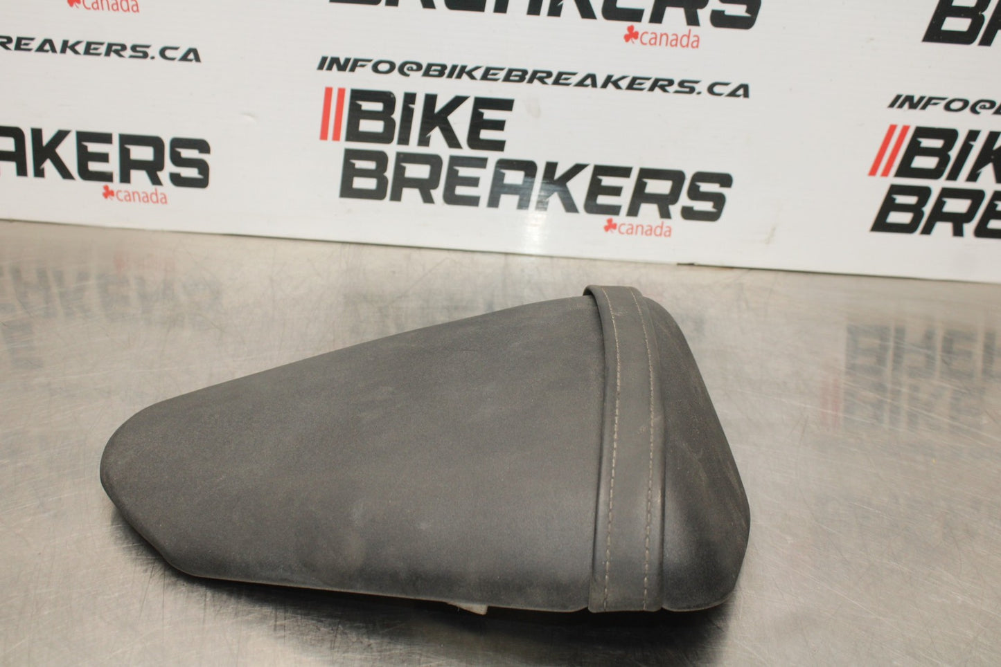 08 KAWASAKI NINJA ZX10R REAR BACK PASSENGER TANDEM SEAT PAD SADDLE PILLION BB201