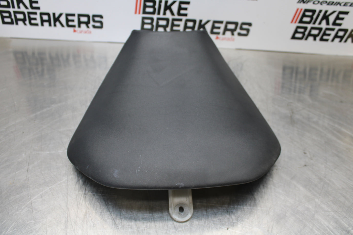 04-05 KAWASAKI NINJA ZX10R FRONT DRIVERS SEAT PAD SADDLE PILLION BB163