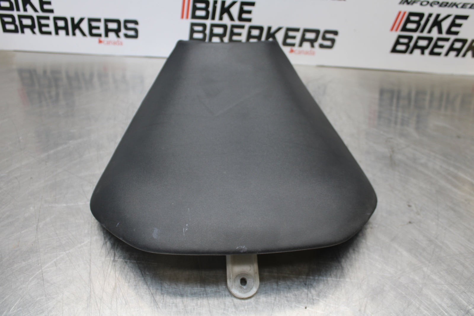 04-05 KAWASAKI NINJA ZX10R FRONT DRIVERS SEAT PAD SADDLE PILLION BB163