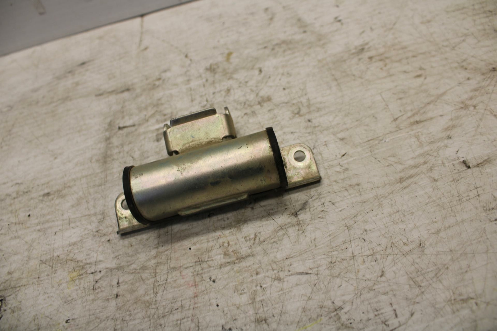 09 YAMAHA FZ6 GAS TANK FUEL CELL PETROL RESERVOIR BRACKET MOUNT BB295