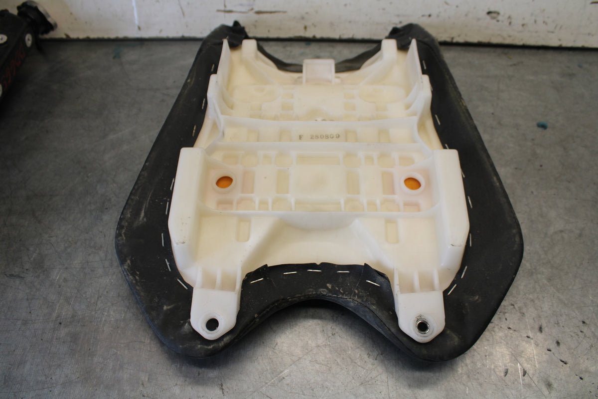 08-16 YAMAHA YZF R6 FRONT DRIVERS SEAT PAD SADDLE PILLION 13S-24710-00-00 BB665