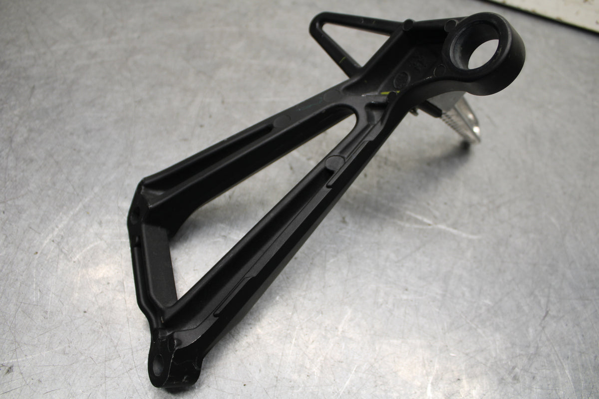 15-17 YAMAHA YZF R3 RIGHT REAR BACK PASSENGER PEG BB651