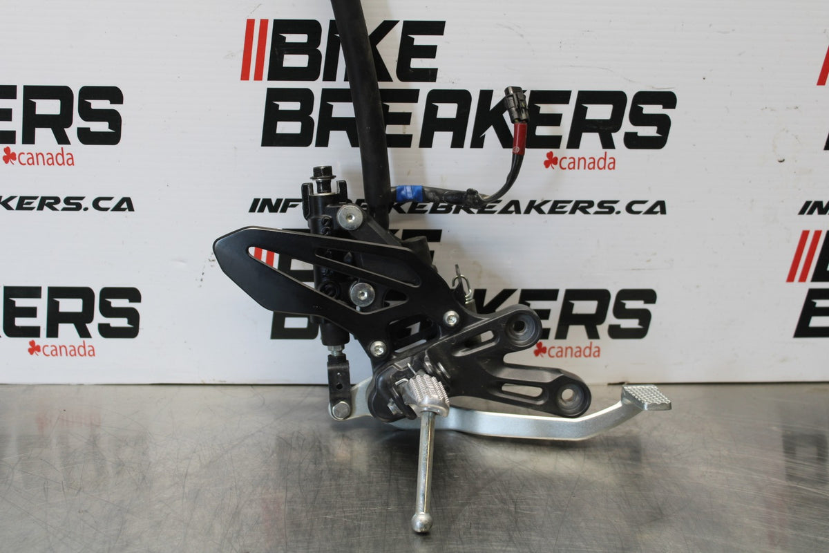 22-25 YAMAHA YZF R7 RIGHT REARSET REAR SET DRIVER FOOT PEG REST STOP BB176