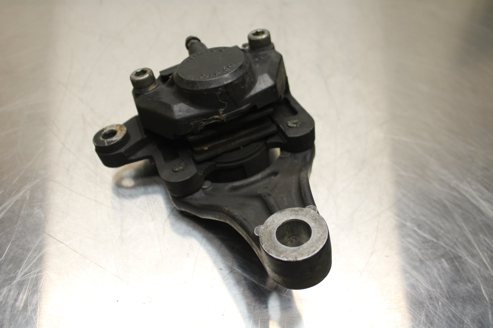 86 SUZUKI GS750ES REAR BACK BRAKE CALIPER W MOUNT BRACKET BB140