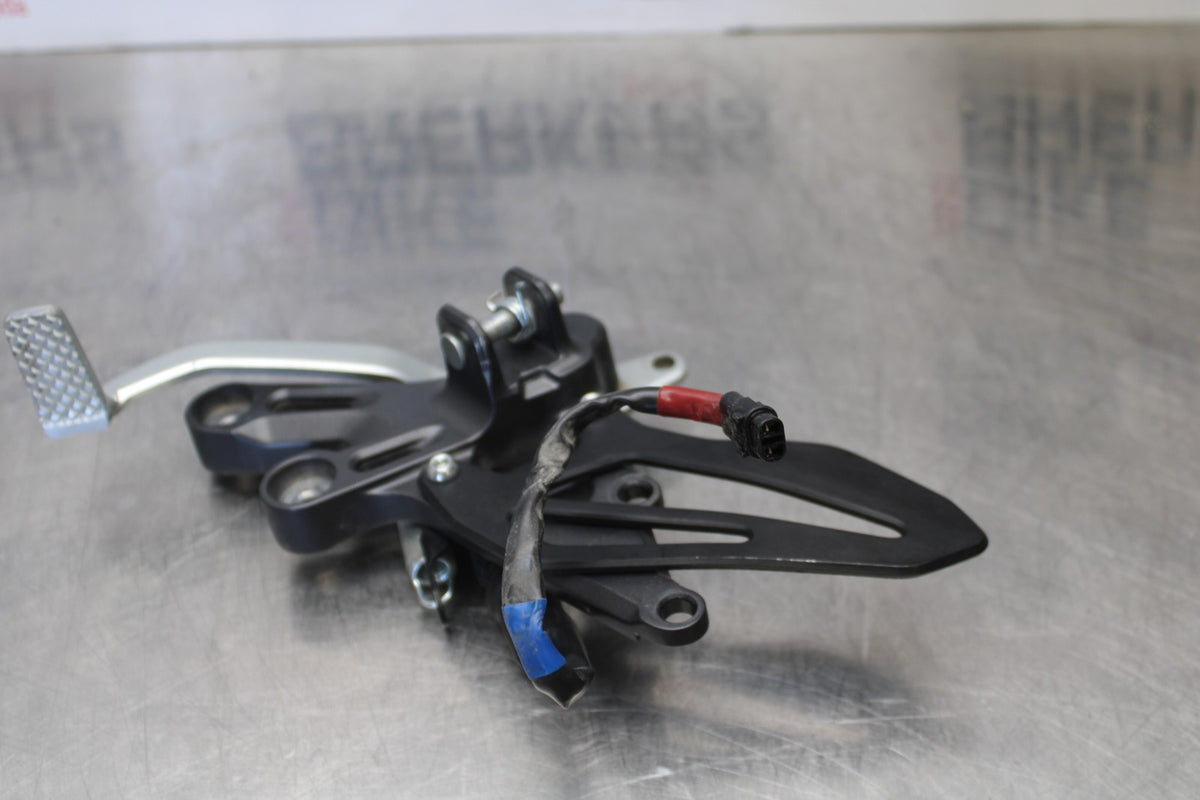 22-25 YAMAHA YZF R7 RIGHT REARSET REAR SET DRIVER FOOT PEG REST STOP BB182