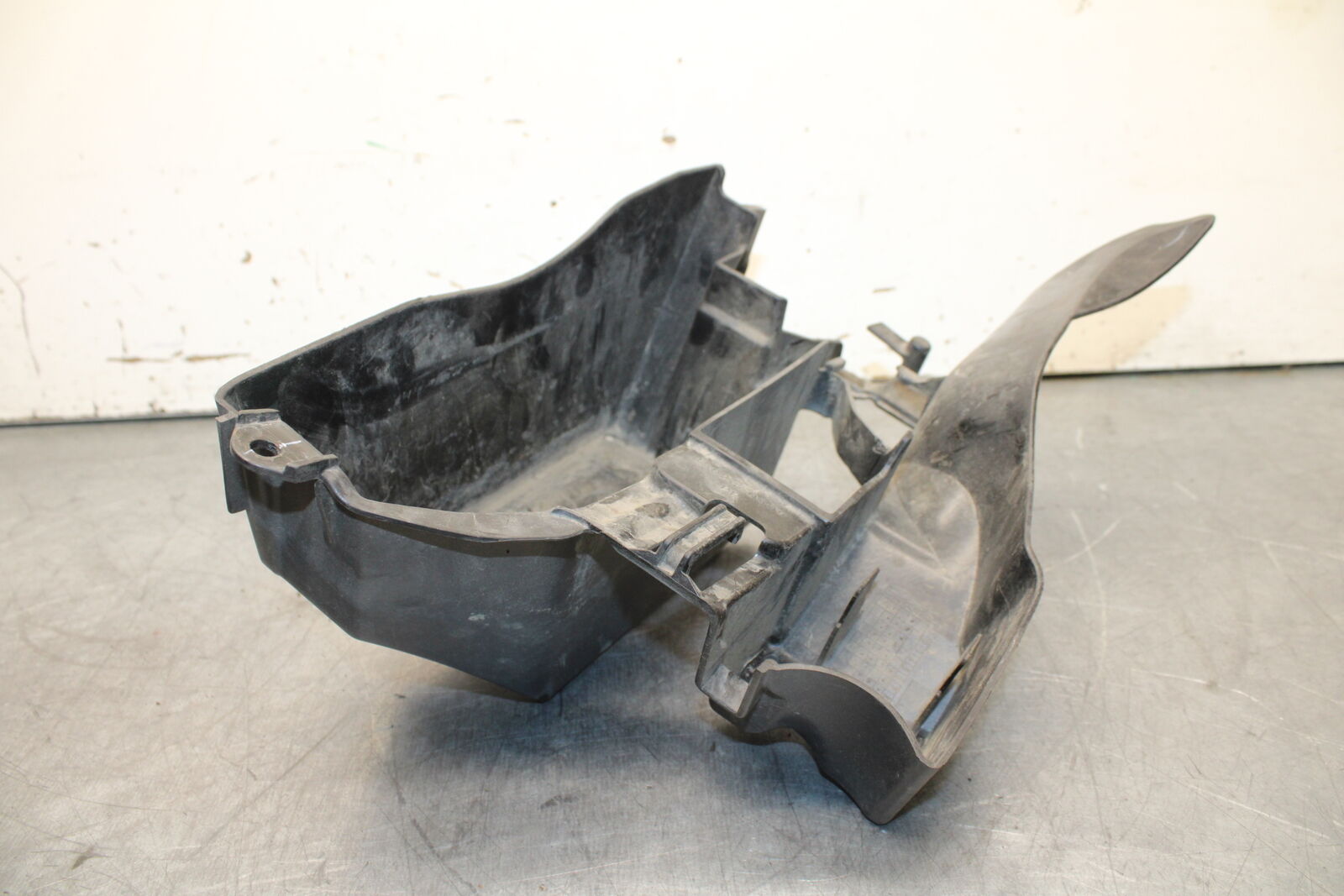 12-17 KAWASAKI ER-6N Z650 REAR BACK TAIL UNDERTAIL BATTERY TRAY PLASTIC BB709