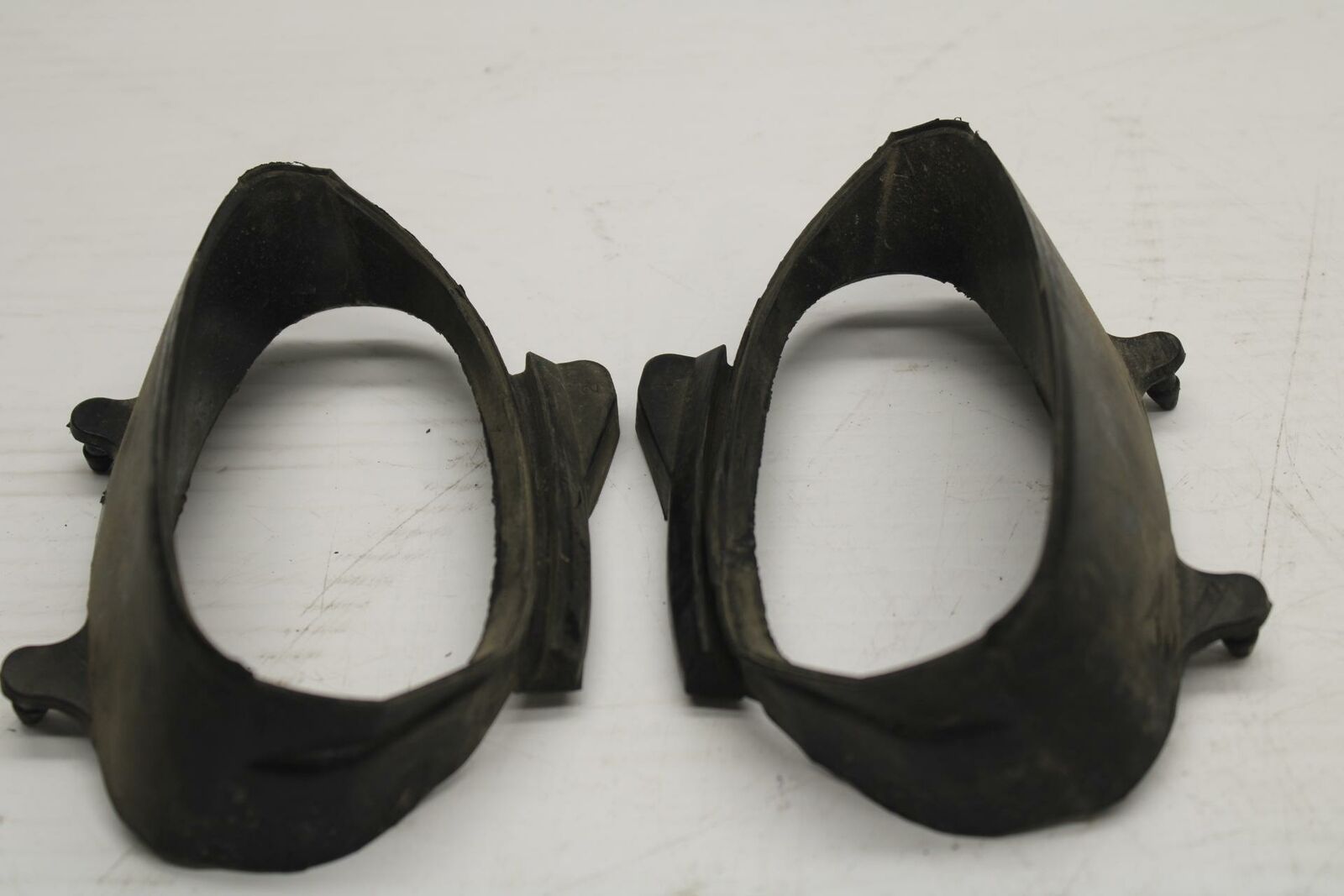 06 YAMAHA YZF R1 LEFT AIR INTAKE GRILL GROMMET RUBBERS BB282 
