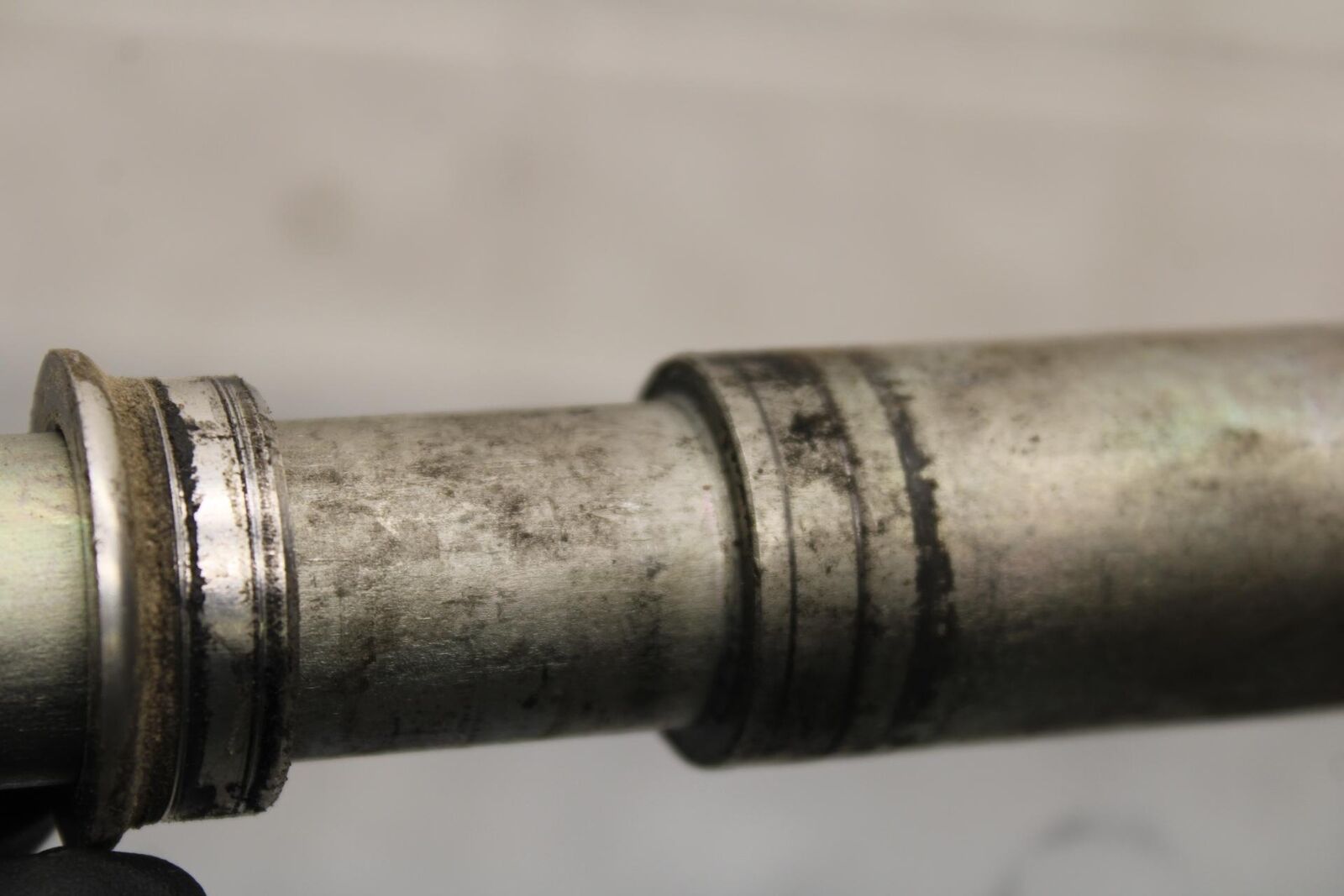2015 Suzuki GSXR750 FRONT WHEEL RIM AXLE PIVOT BOLT 54711-14J00 BB595