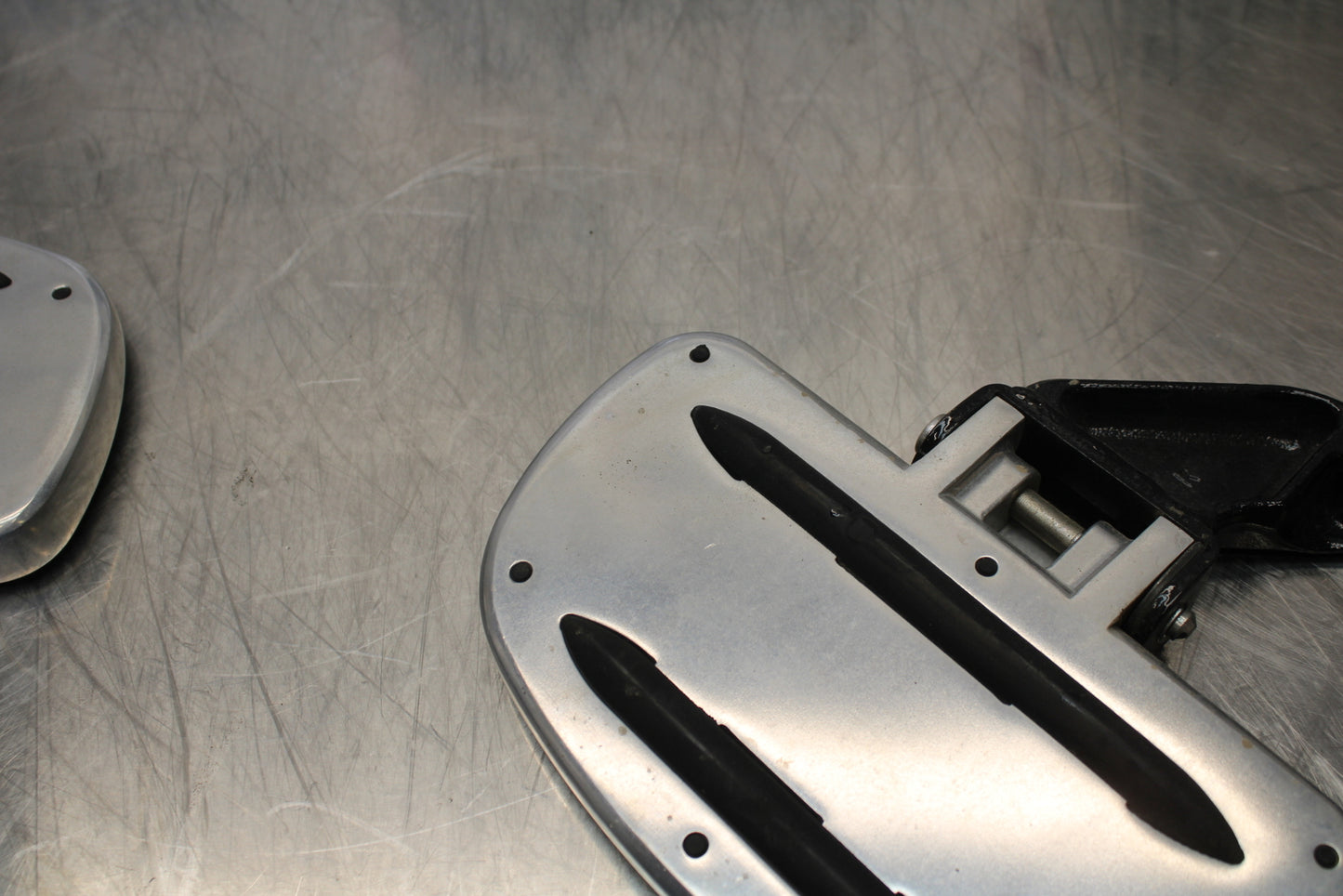 09 YAMAHA ROYAL STAR XVZ1300TF VENTURE REAR PASSENGER FOOT STEP PEG SET BB151