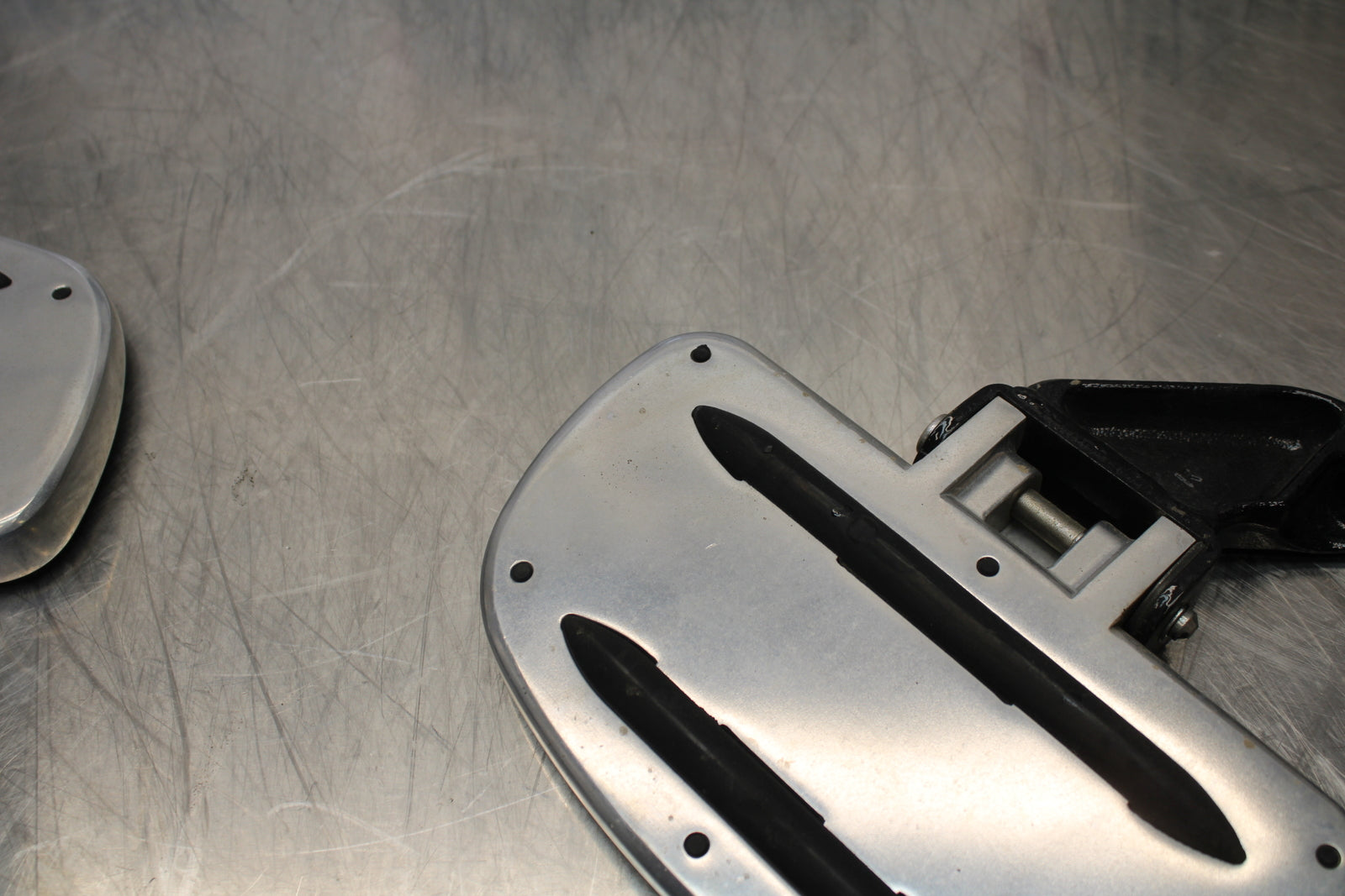 09 YAMAHA ROYAL STAR XVZ1300TF VENTURE REAR PASSENGER FOOT STEP PEG SET BB151