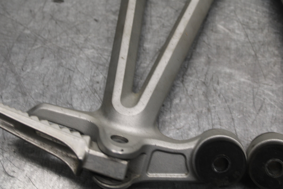 05-08 SUZUKI GSXR1000 REAR BACK PASSENGER PEG SET PAIR BB113