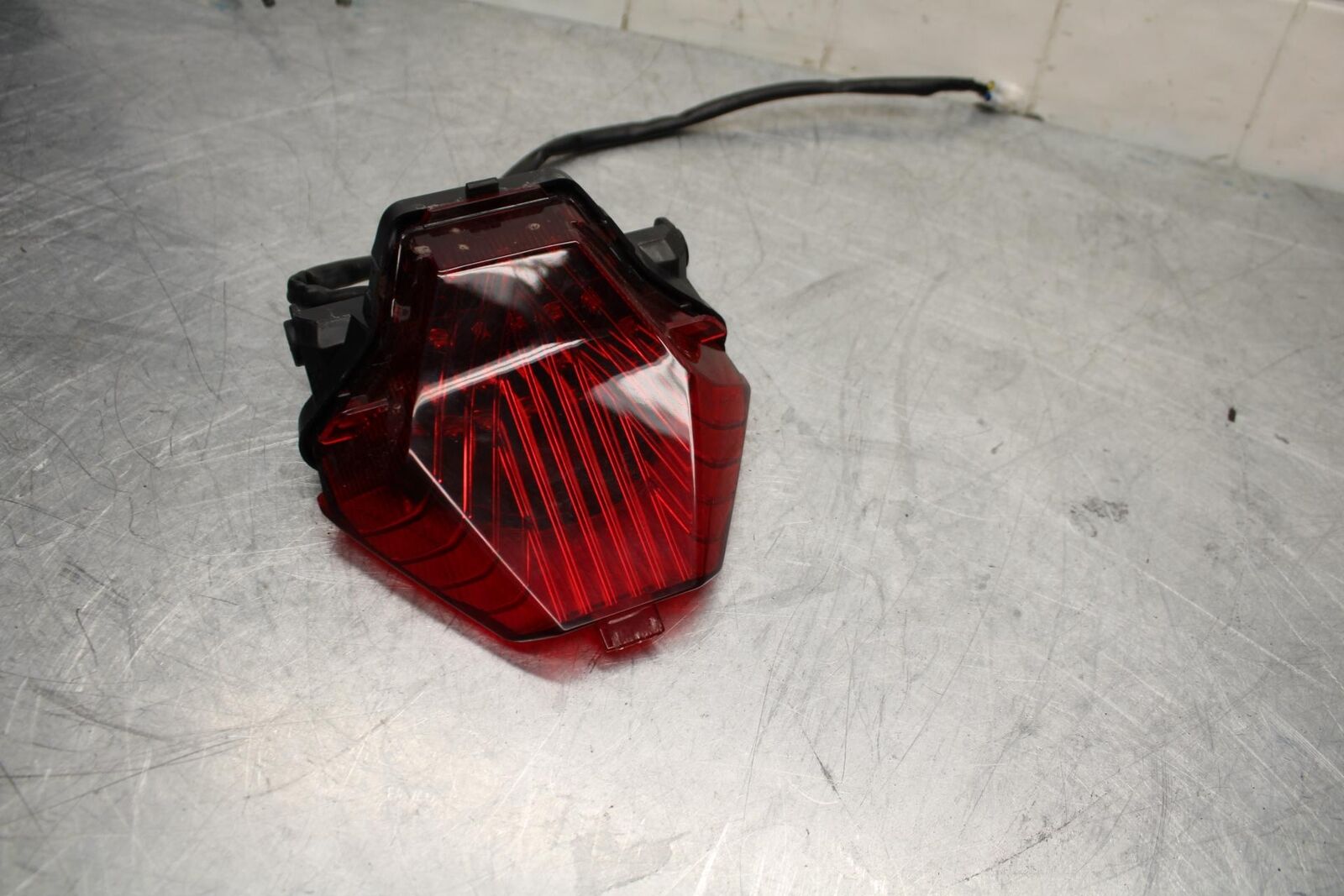 17-18 YAMAHA YZF R3 REAR TAIL TAILLIGHT BACK BRAKE LIGHT  BB438