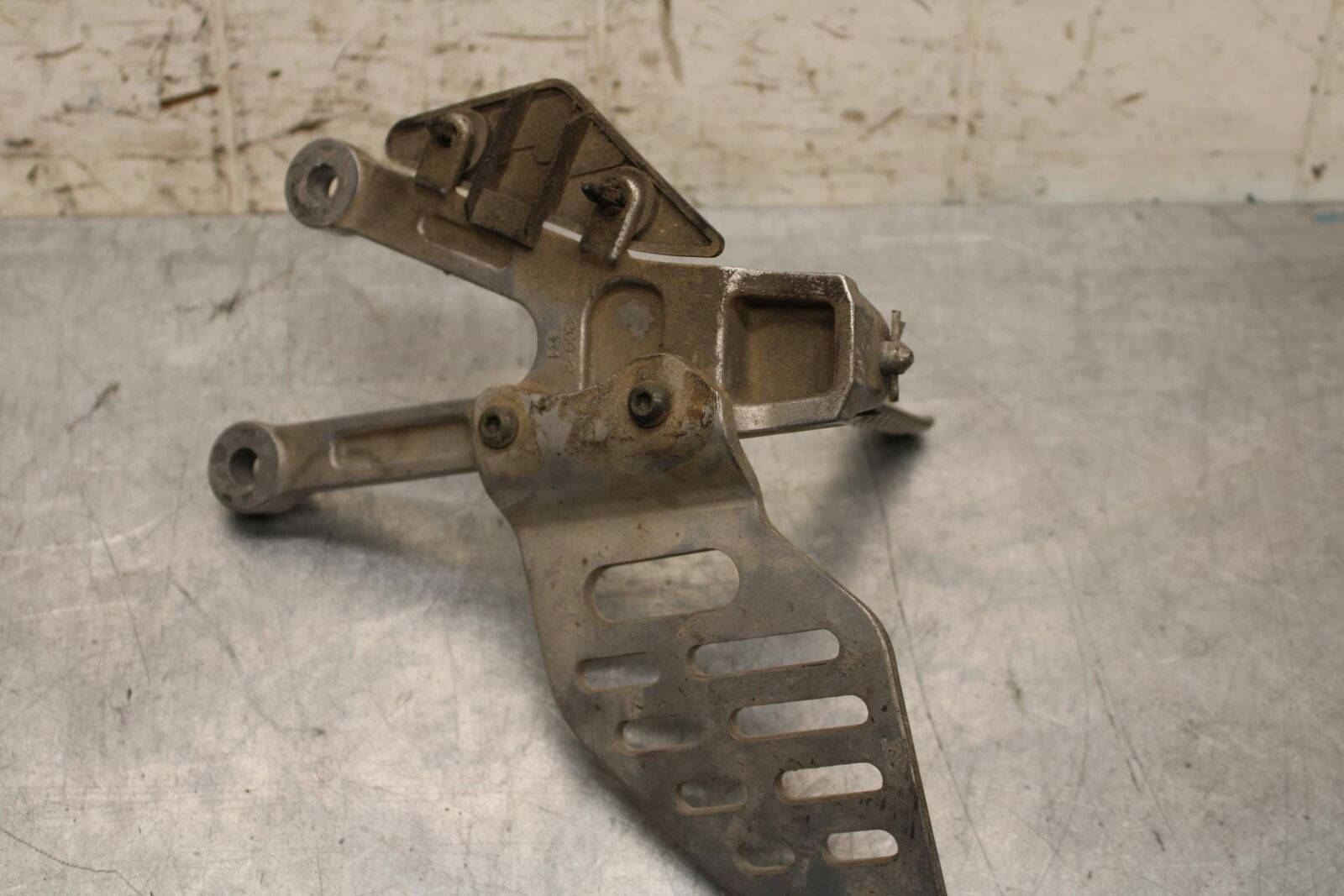 2006 Yamaha YZF R6 LEFT REARSET REAR SET DRIVER FOOT PEG REST STOP BB560