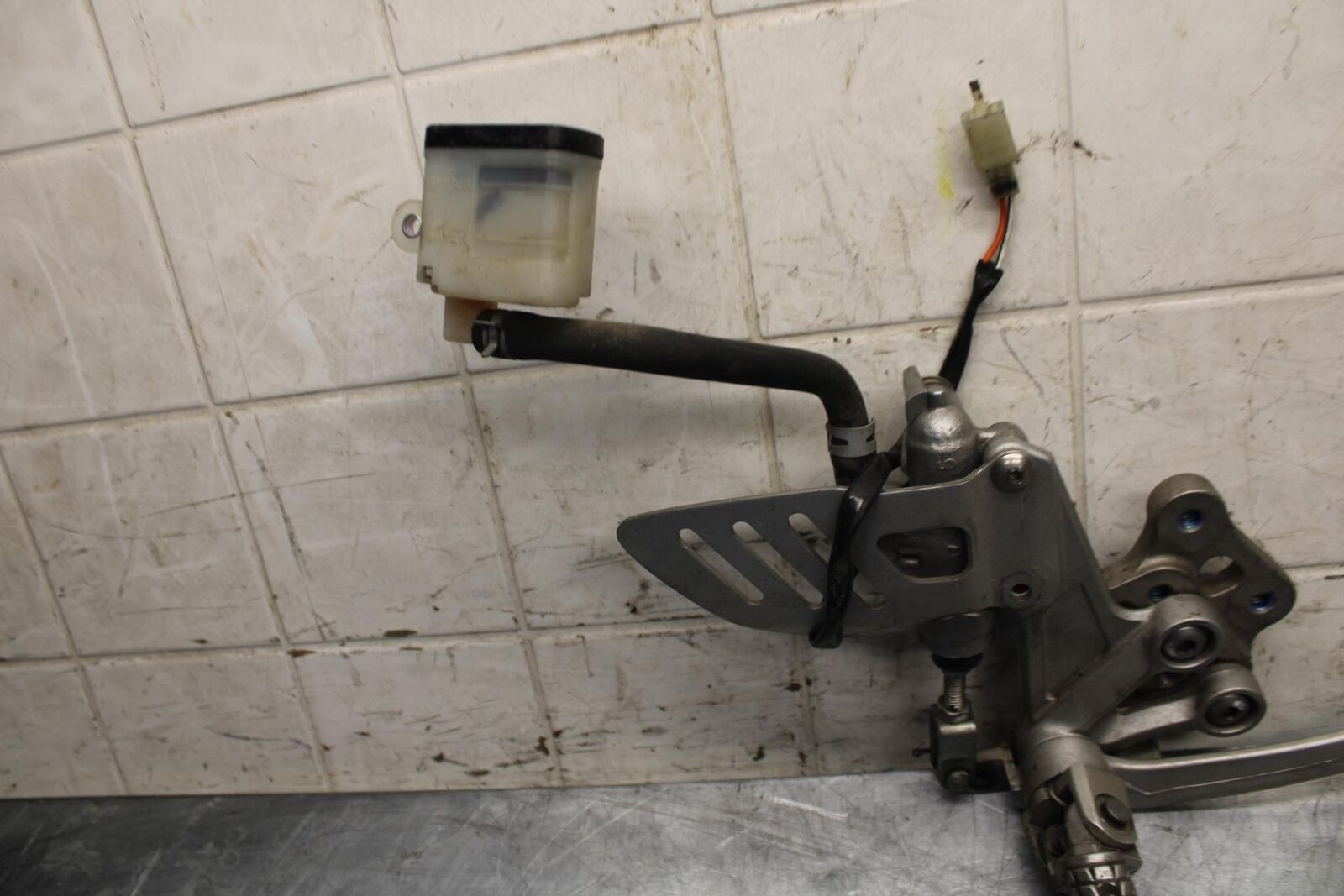 2008 Suzuki GSXR1000 RIGHT REARSET REAR SET DRIVER FOOT PEG REST STOP BB519