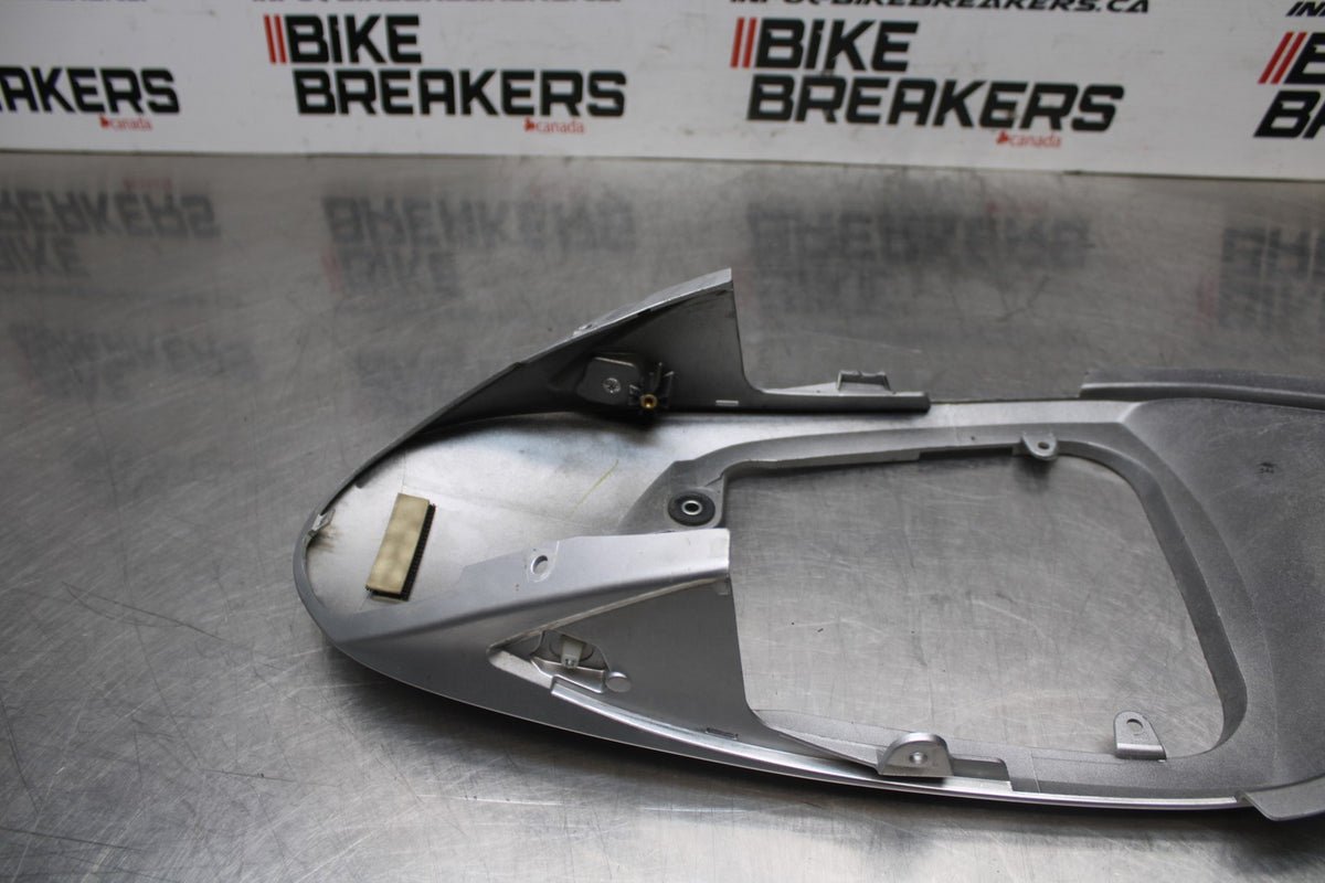 06-07 SUZUKI GSXR 600 CENTER REAR BACK TAIL FAIRING COWL BB822