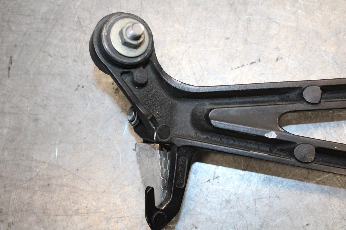 11-23 SUZUKI GSXR 750 REAR BACK PASSENGER PEG SET PAIR BB54