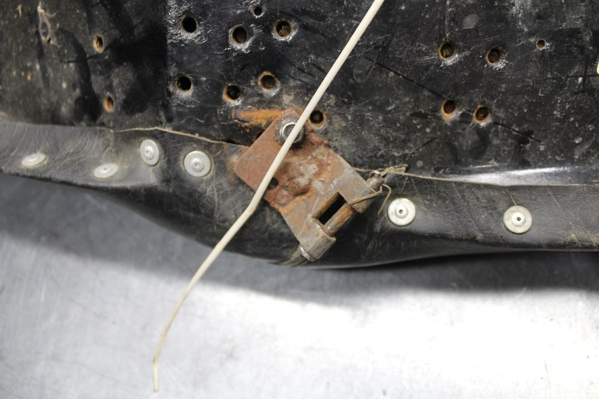 75 SUZUKI GT 550 FRONT REAR SEAT SADDLE BB72 