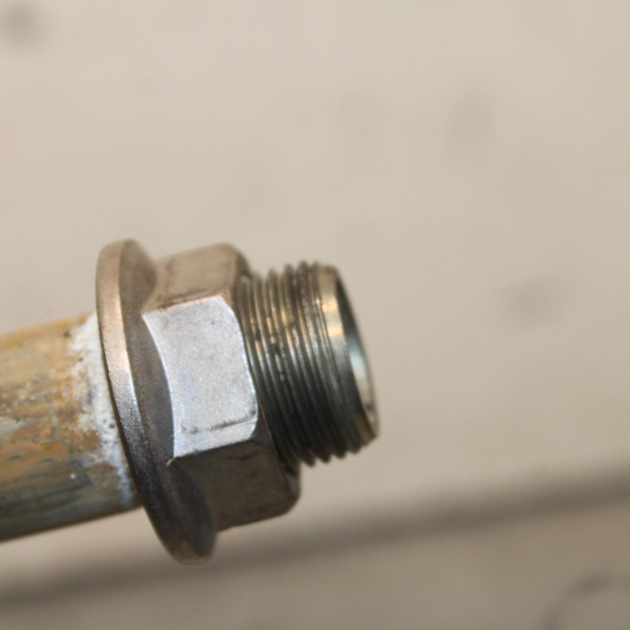 21 KAWASAKI NINJA ZX6R REAR BACK SWINGARM BOLT SUSPENSION PIVOT AXLE BB647